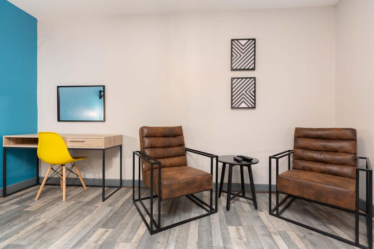 Hidden Gem - 1 Bedroom Studio - Right in the Town Center - Tucked away from the noise! 2 Minutes from Train Station! - Housity