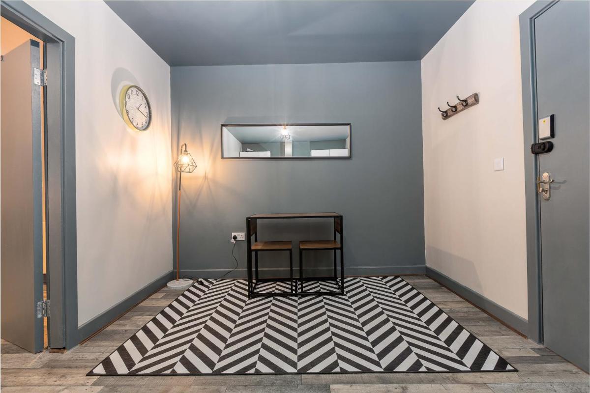 Hidden Gem - 1 Bedroom Studio - Right in the Town Center - Tucked away from the noise! 2 Minutes from Train Station! - Housity
