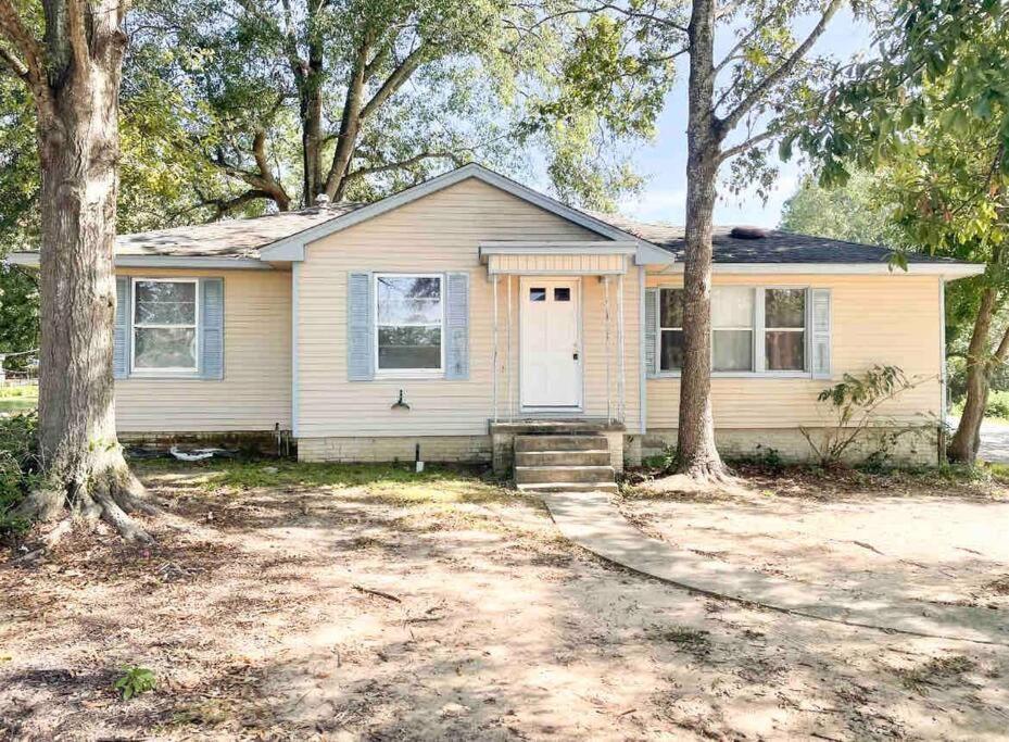 3 Bedroom Home Away From Home. - Housity