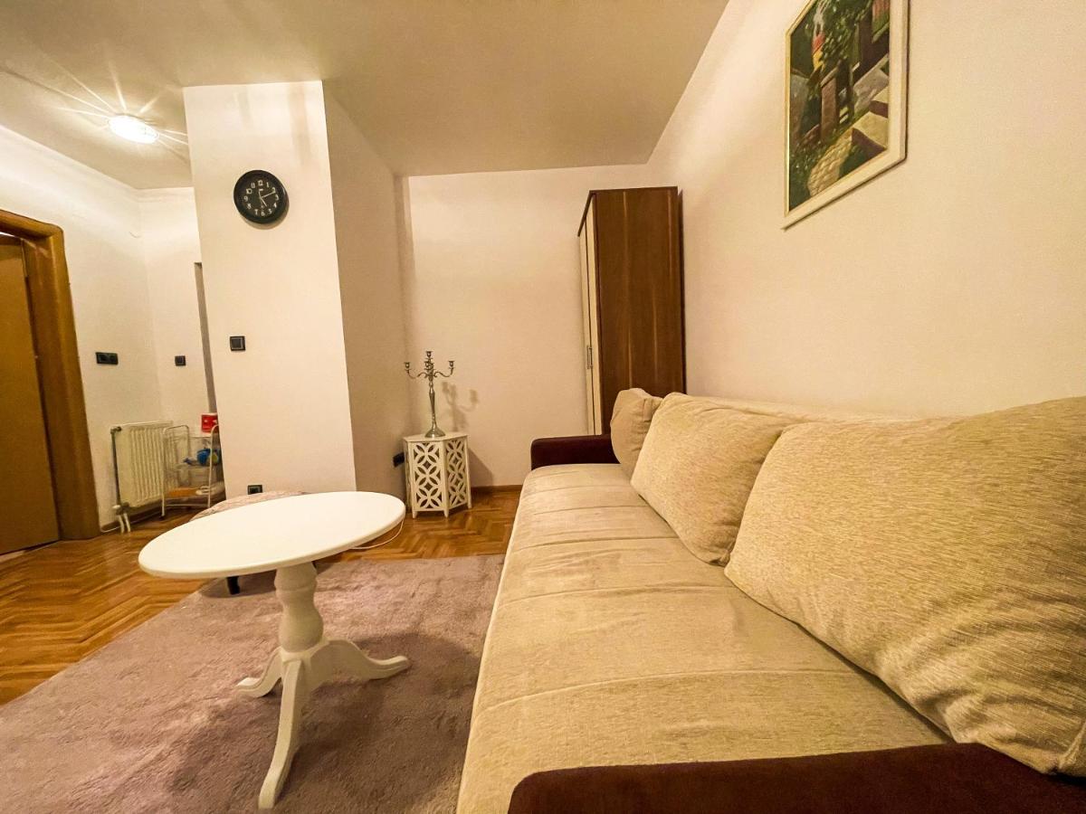 Condo 6 - Housity