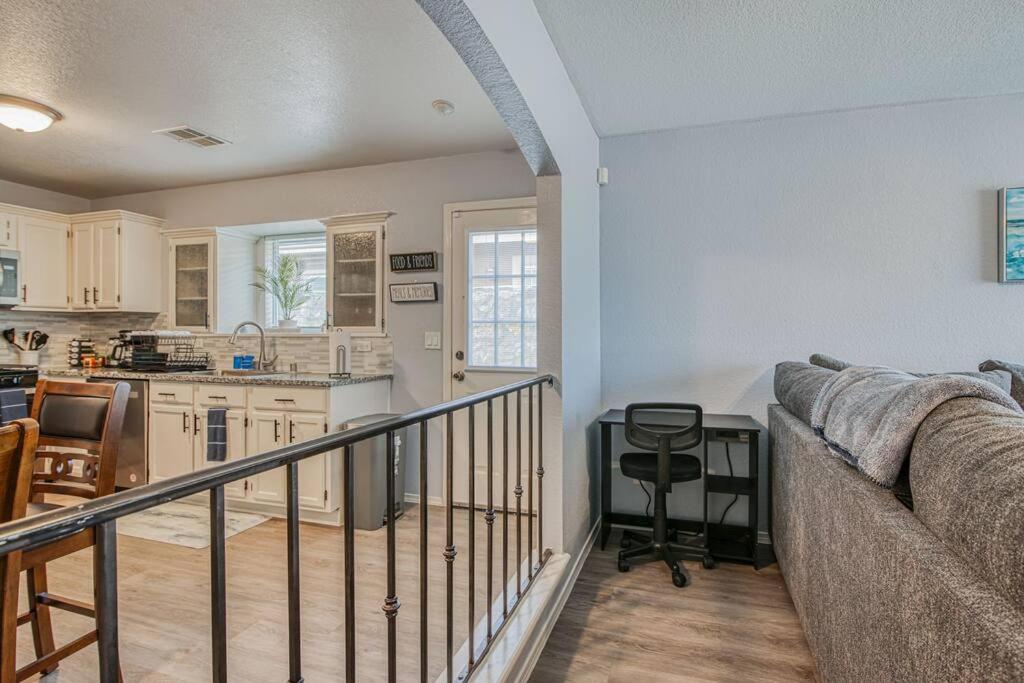 Sun City Blue Lilly - Housity