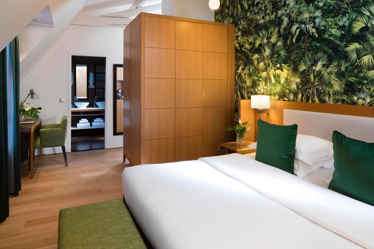 - une chambre avec un lit blanc et un bureau dans l'établissement Hotel Le Six, à Paris