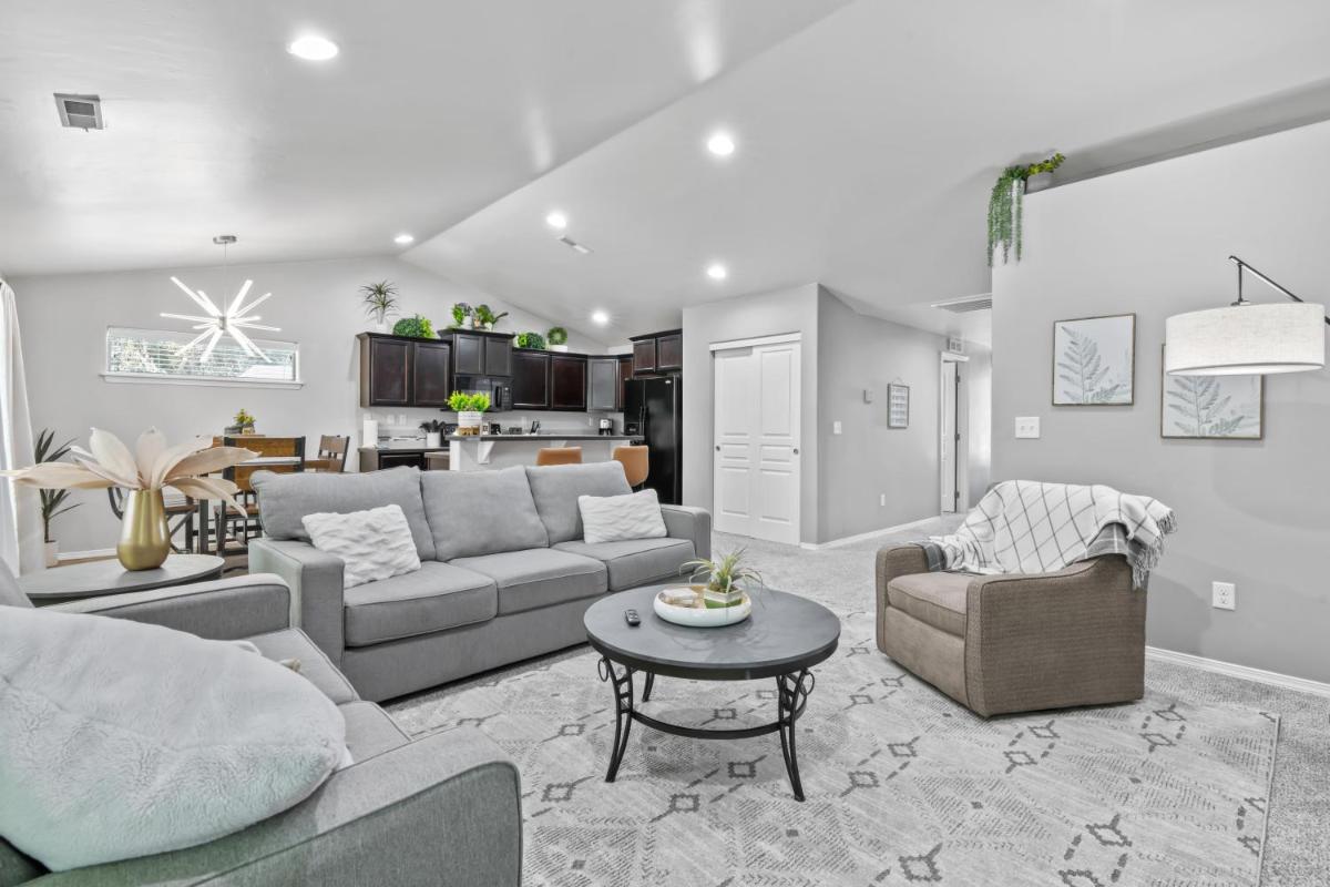 Stoddard Trailhead Central Nampa Home - Sleeps 10 - Housity