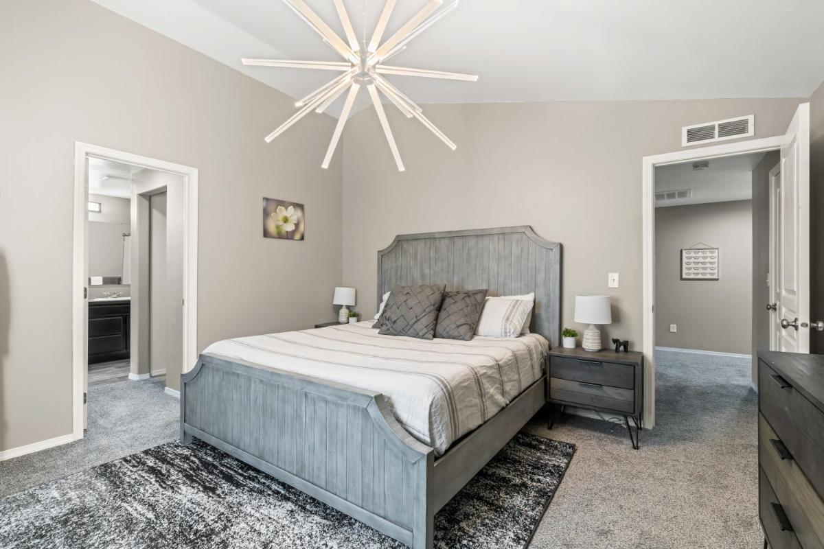 Stoddard Trailhead Central Nampa Home - Sleeps 10 - Housity
