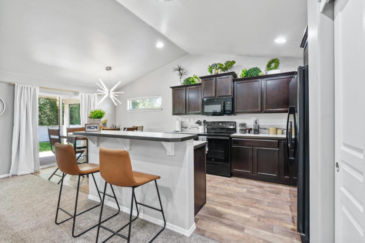 Stoddard Trailhead Central Nampa Home - Sleeps 10 - Housity