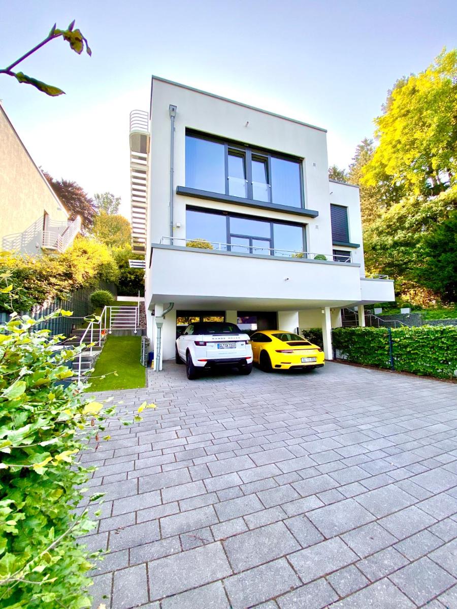 Exklusive Villa mit Blick auf Köln und 100m2 Dachterrasse - Housity