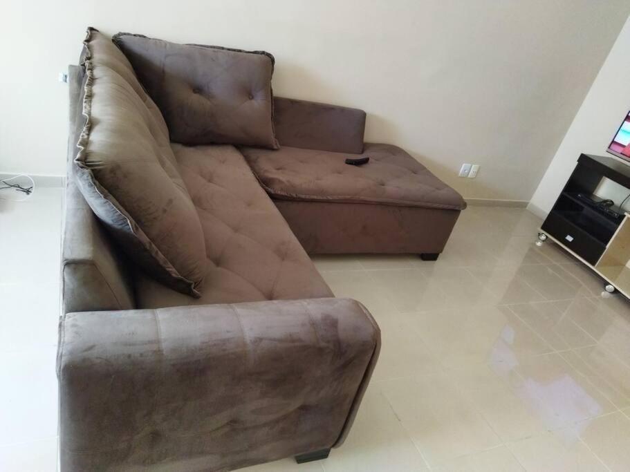Apartamento de luxo com 2 quartos, sala com sacada, cozinha área de serviço e 1 banheiro social. - Housity