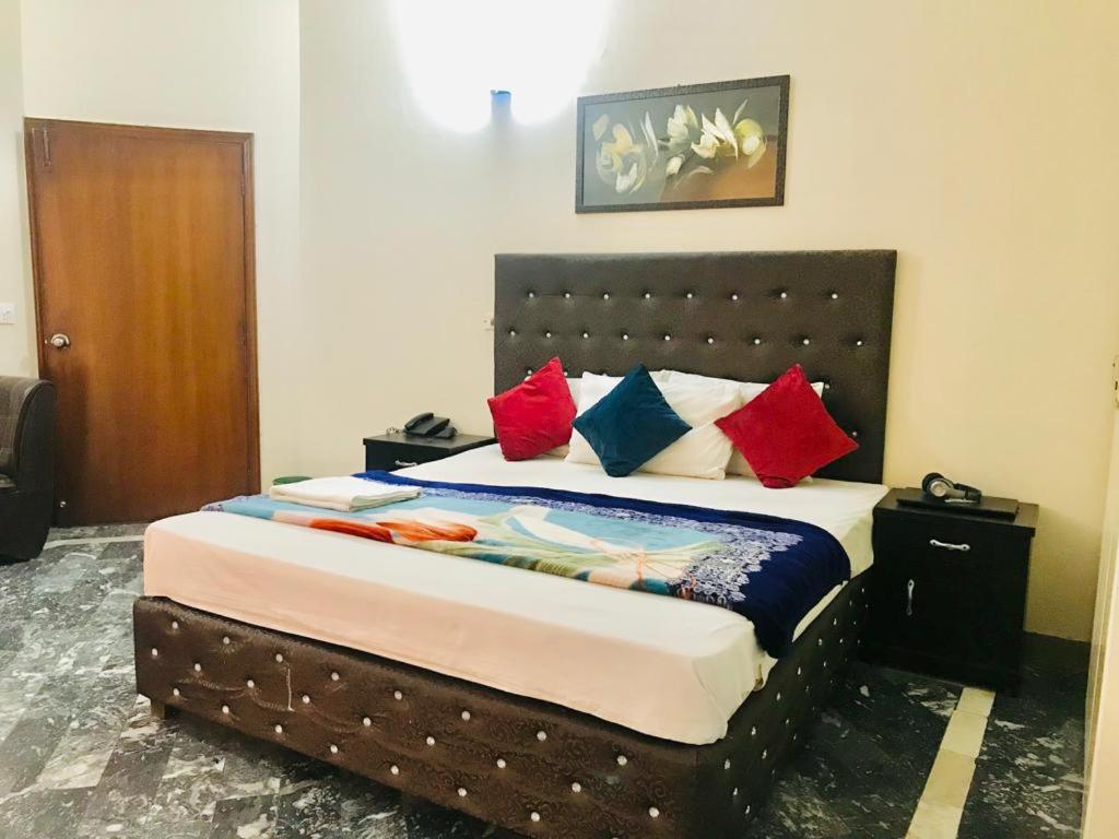 HOTEL ROSE INN - Housity