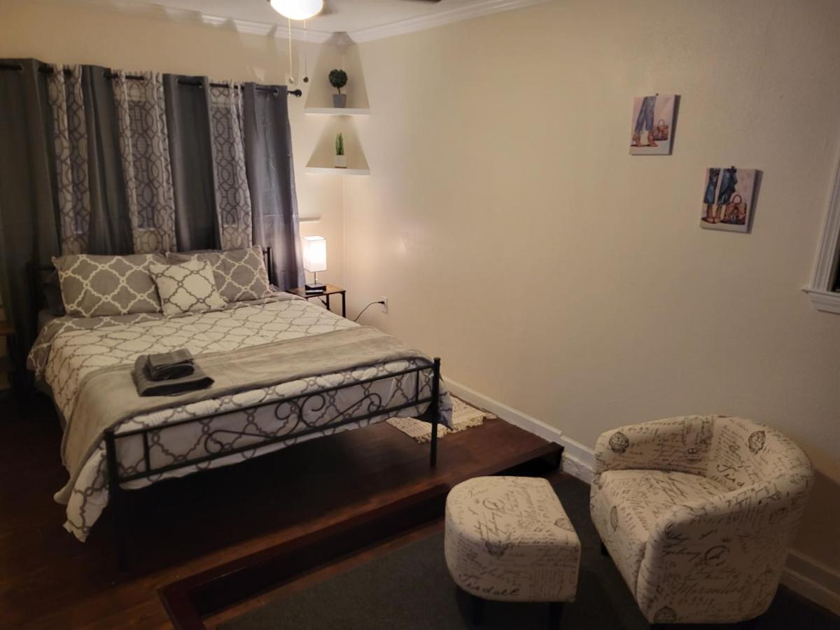 Large Spacious Bedroom with Private Entrance Females Only - Housity