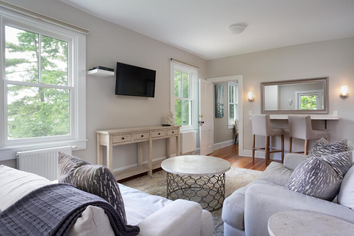Lakehouse Inn - Housity