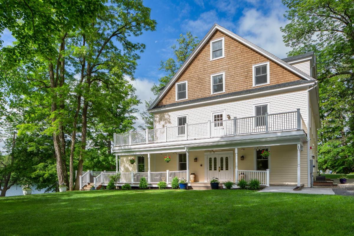 Lakehouse Inn - Housity