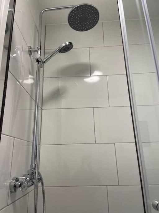 Modern Apartment With En-suite & Private Kitchen - Housity
