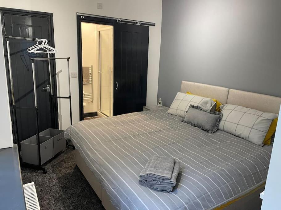 Modern Apartment With En-suite & Private Kitchen - Housity