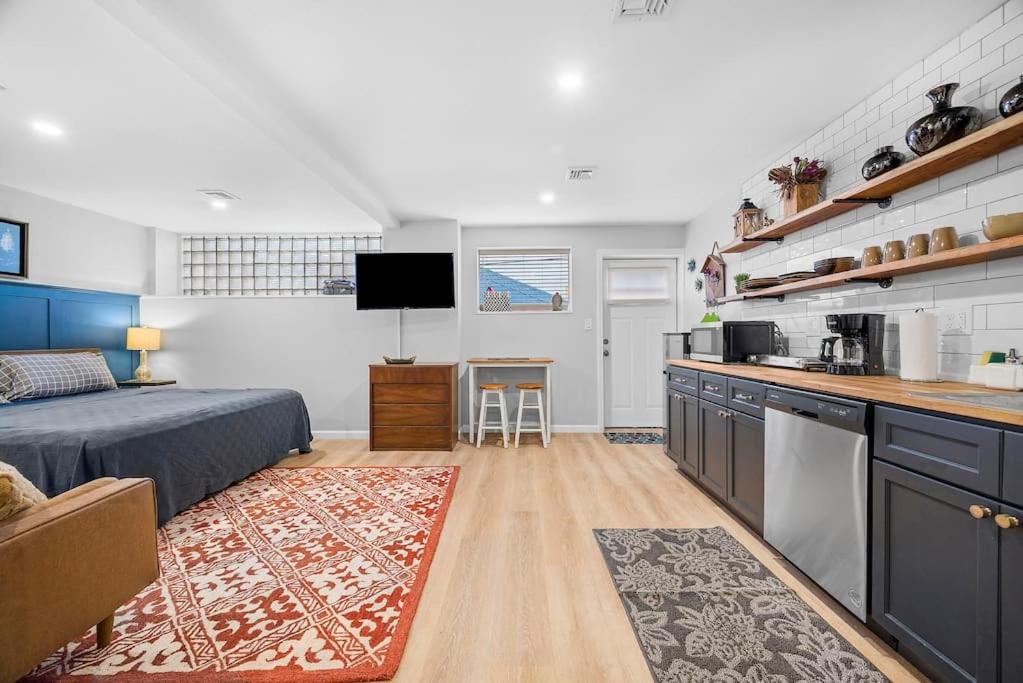 Trendy & Hip South Side Studio Walk to Downtown - Housity