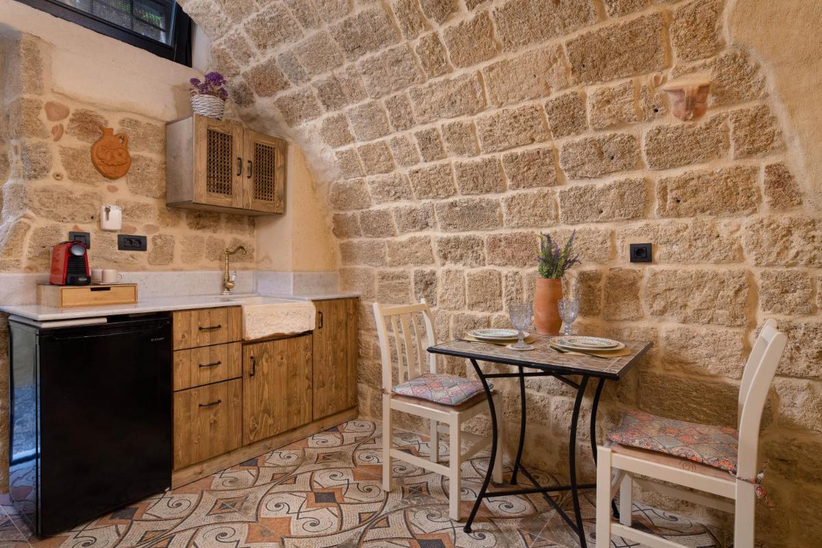 Stone Cave Suite - Housity