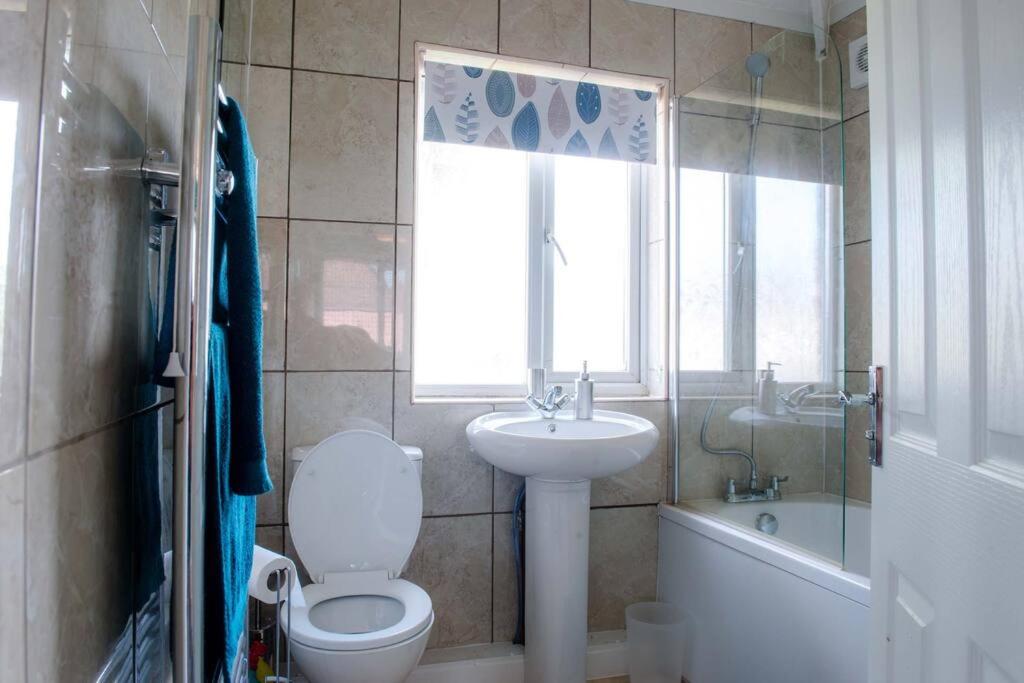Newport house sleeps 5 near Junction 27 on M4 - Housity