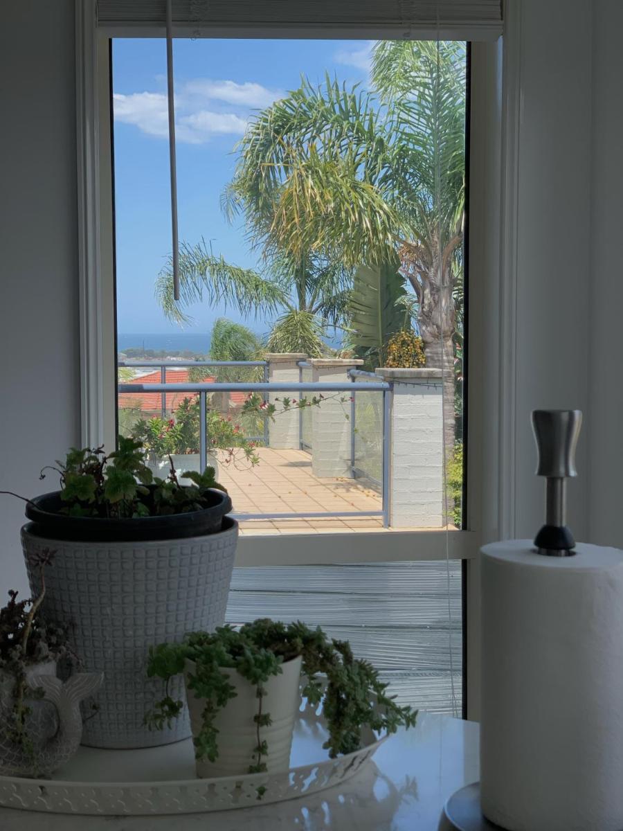 Cheerful/family friendly home with water views - Housity