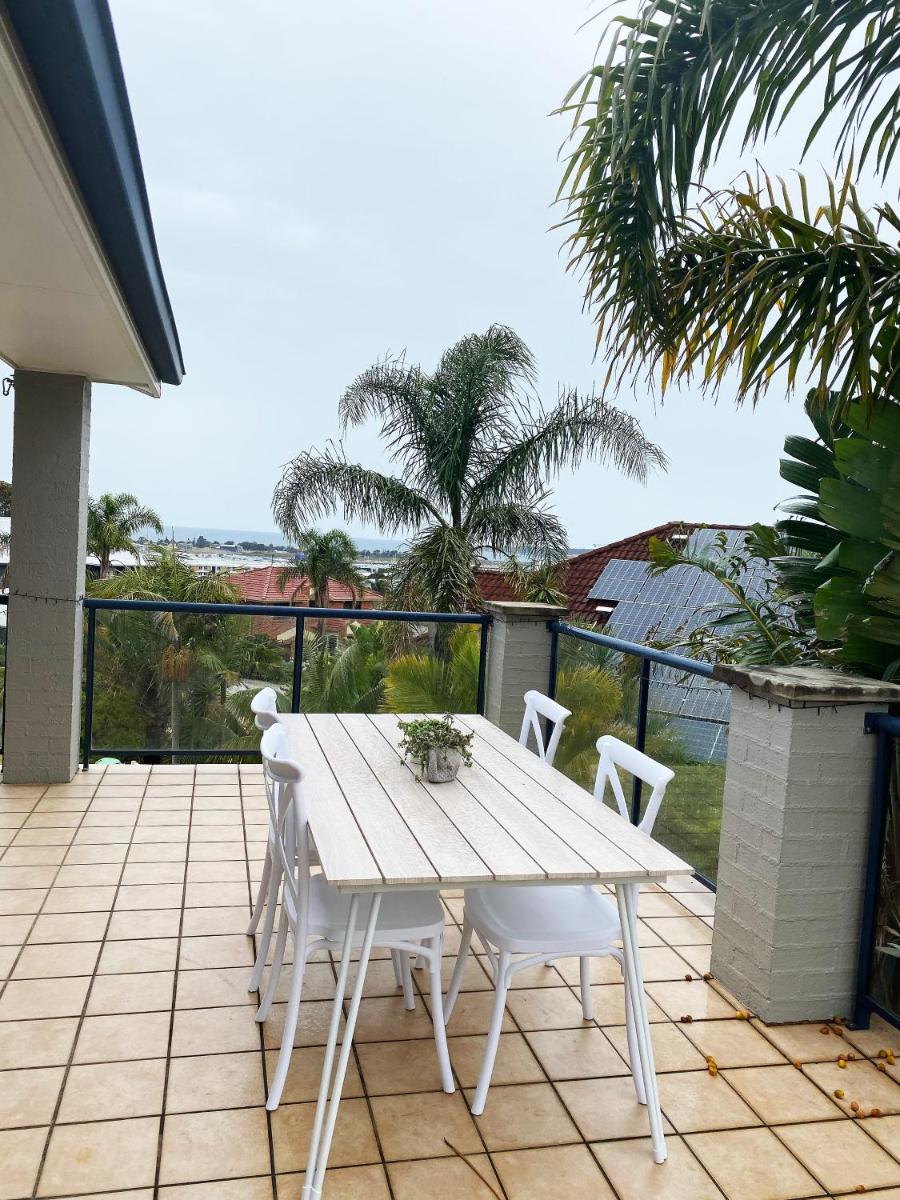Cheerful/family friendly home with water views - Housity