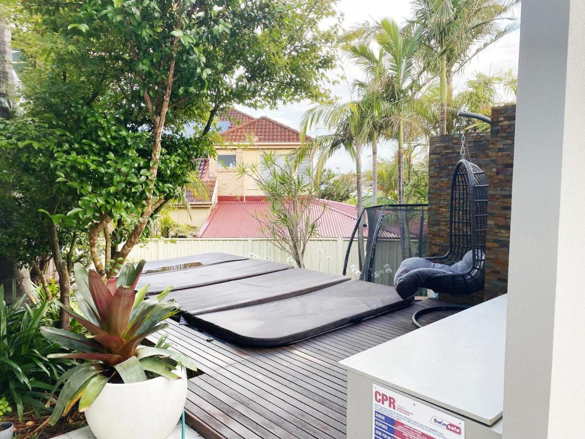 Cheerful/family friendly home with water views - Housity