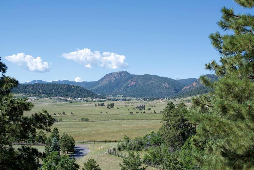 Mountain Luxury & Views Galore Near Palmer Lake - Housity