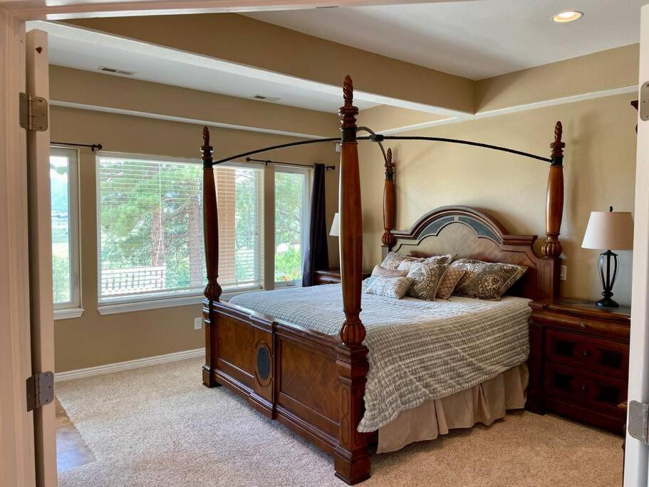 Mountain Luxury & Views Galore Near Palmer Lake - Housity