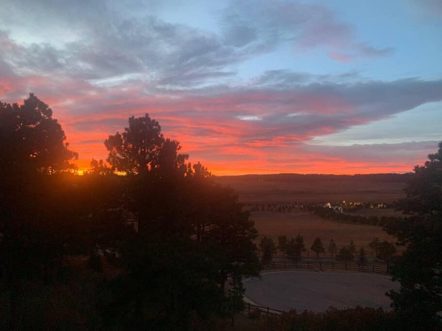 Mountain Luxury & Views Galore Near Palmer Lake - Housity