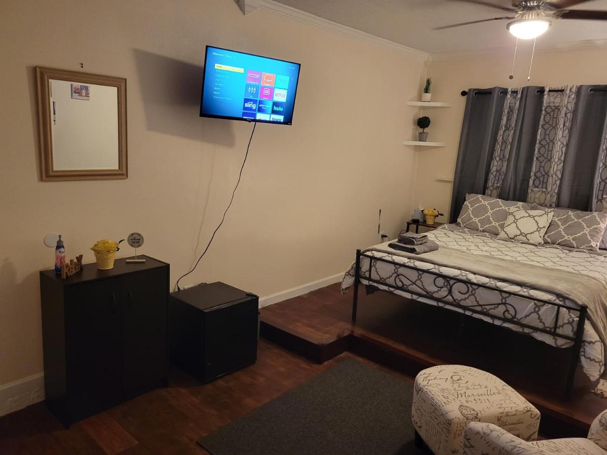 Large Spacious Bedroom with Private Entrance Females Only - Housity