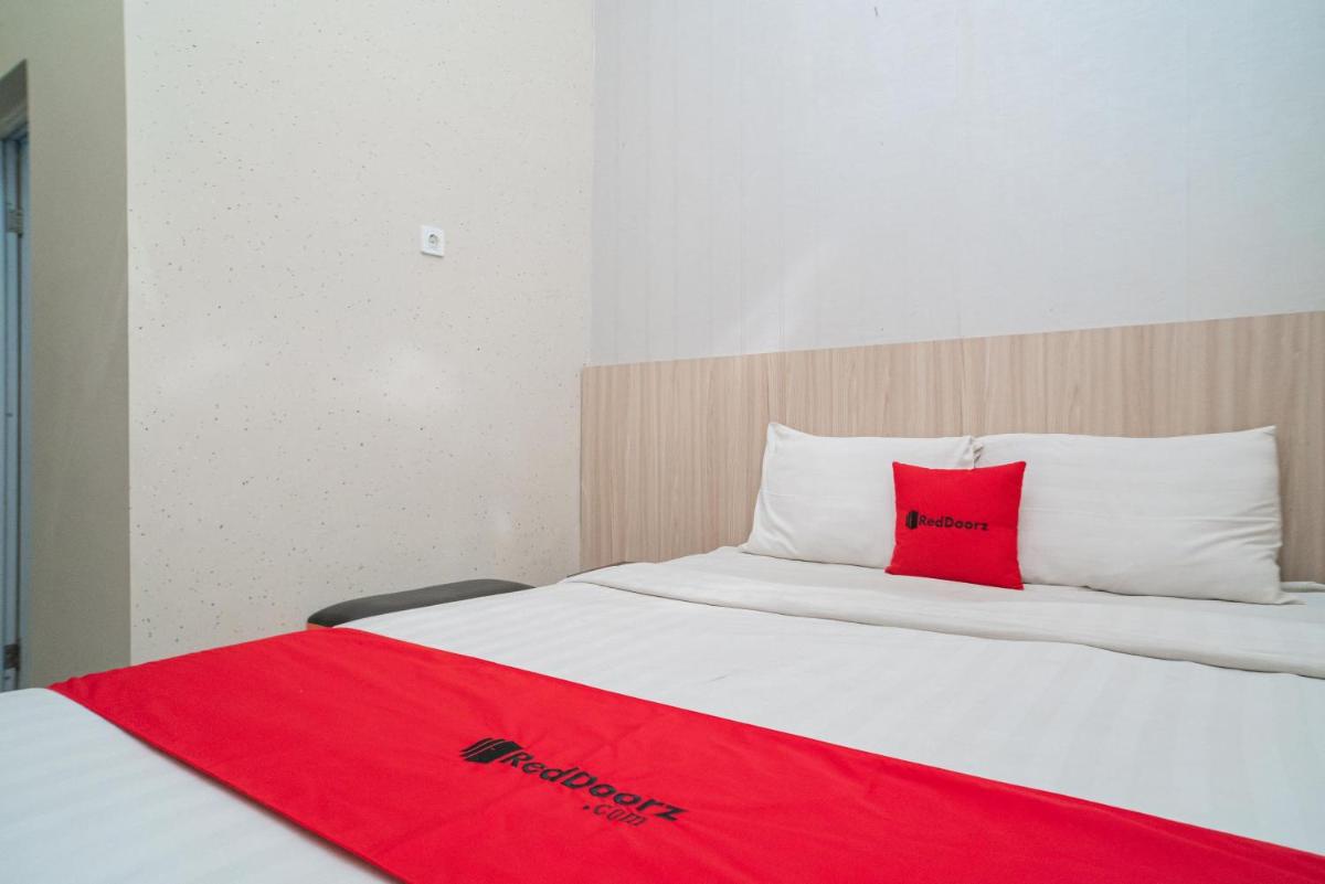 RedDoorz near Matahari Singosaren Solo - Housity