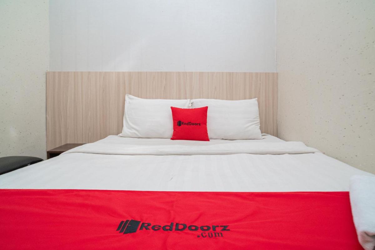 RedDoorz near Matahari Singosaren Solo - Housity