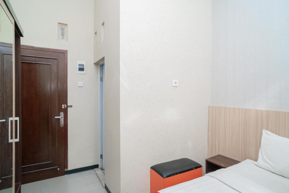 RedDoorz near Matahari Singosaren Solo - Housity
