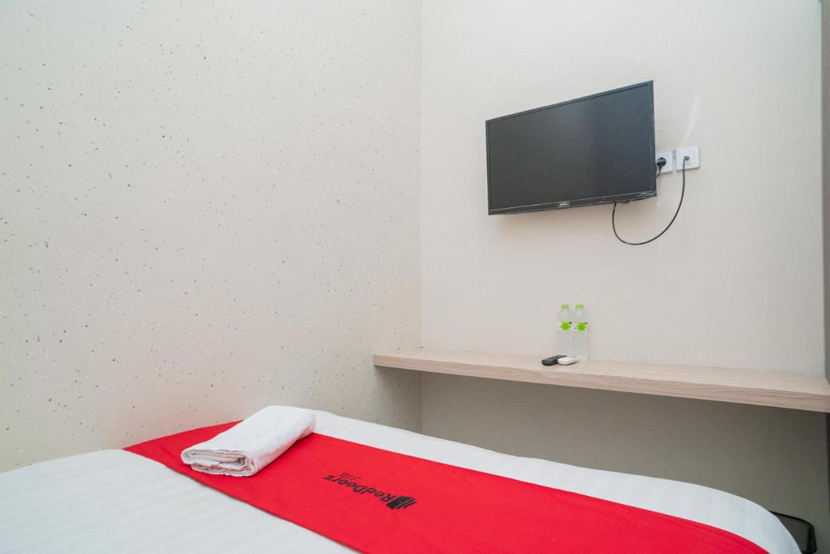 RedDoorz near Matahari Singosaren Solo - Housity
