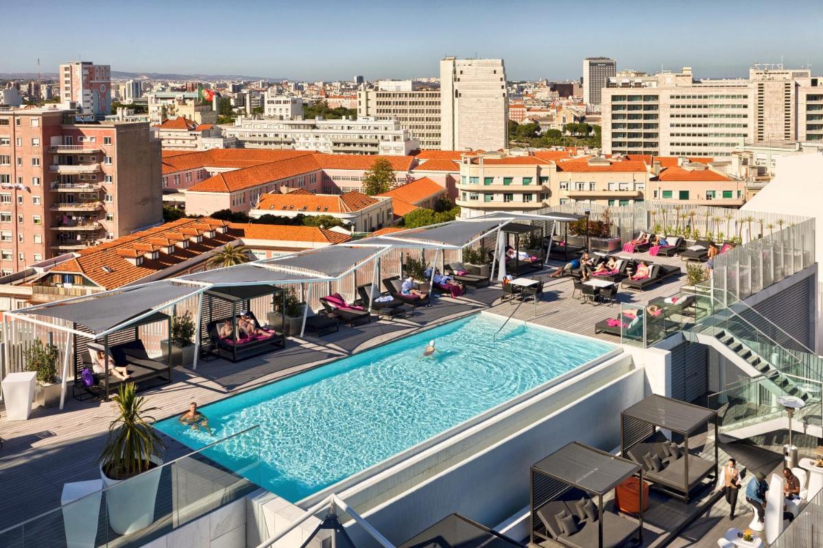 uma vista superior de uma piscina no topo de um edifício em EPIC SANA Lisboa Hotel em Lisboa