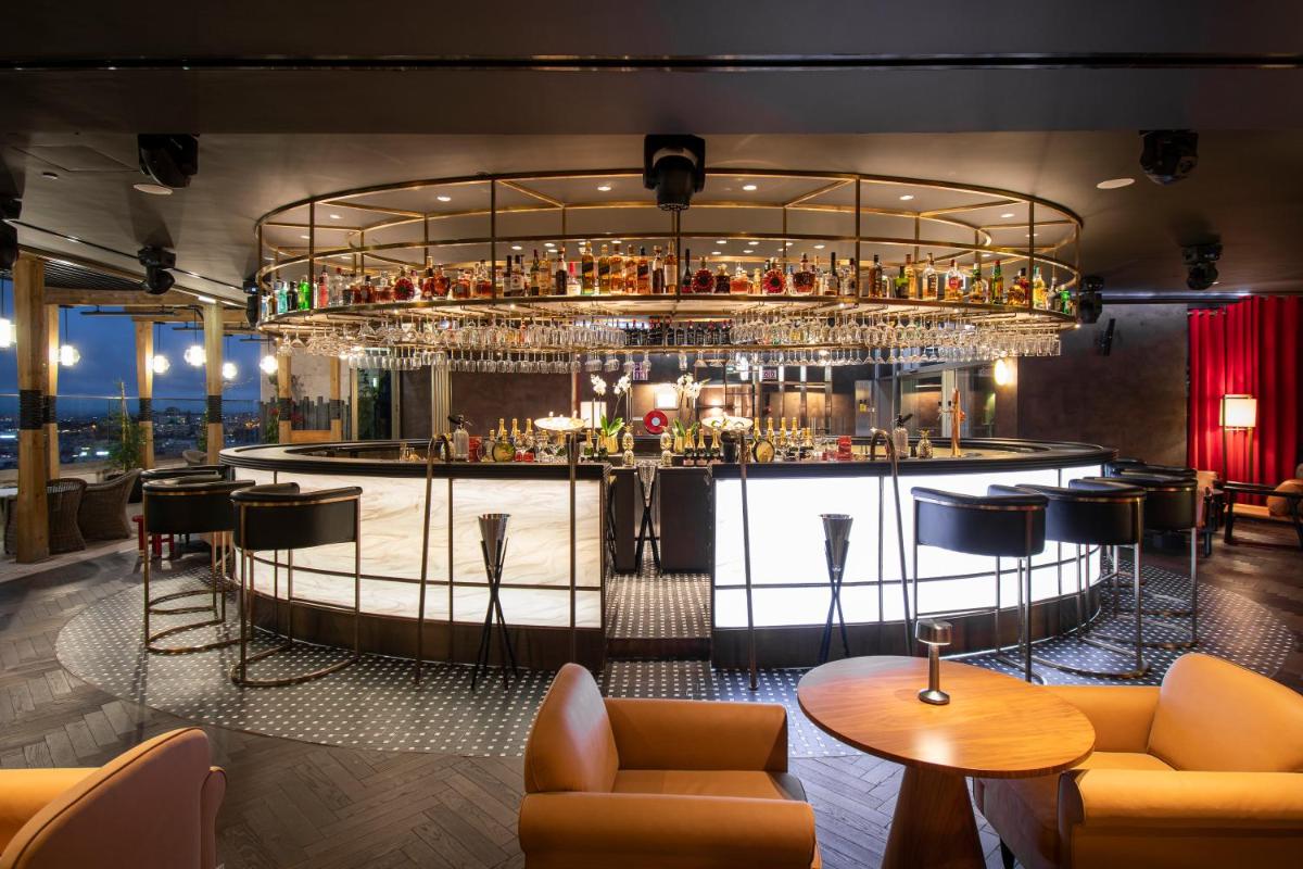 A área de bar ou lounge em EPIC SANA Marquês Hotel