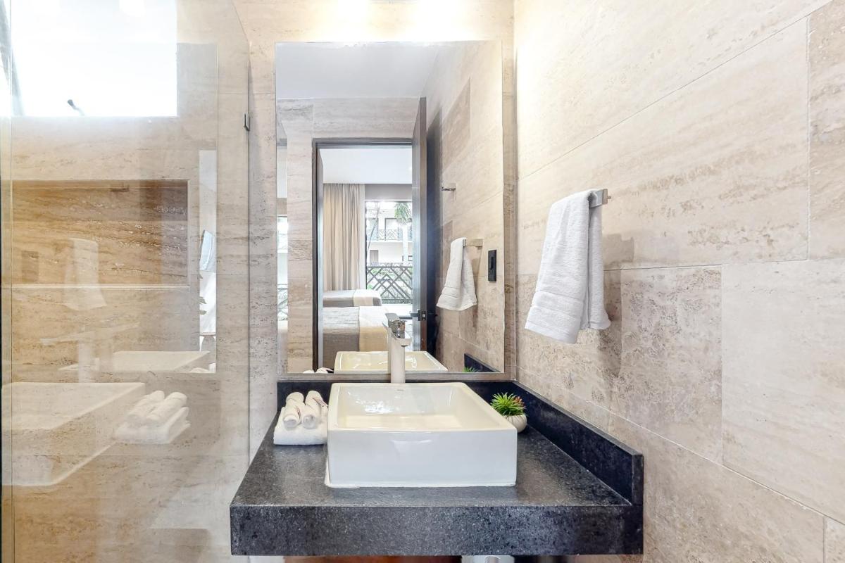 Palais Q102 at Av Coba - Housity