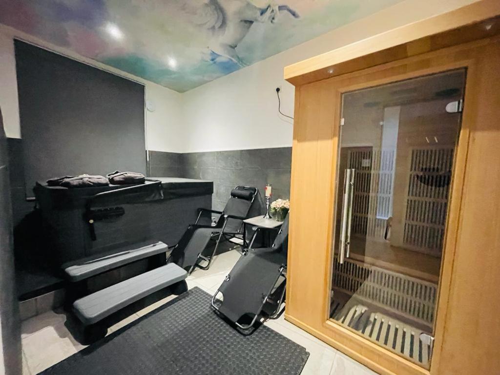 London Luxury Apartment with Private Jacuzzi Hot tub & Sauna - Housity
