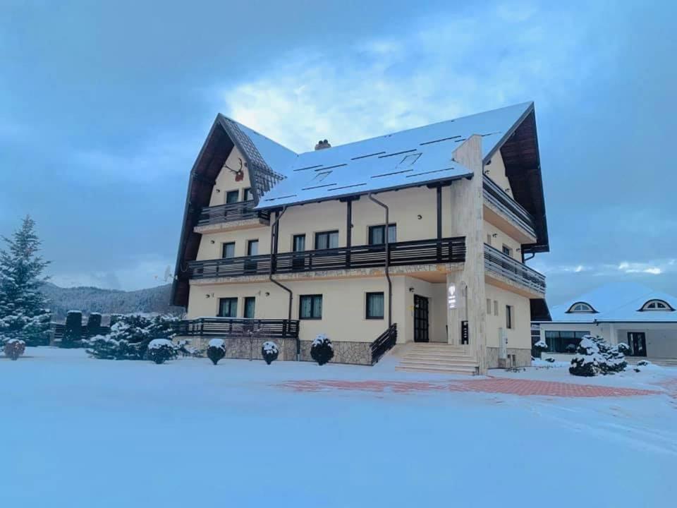 Pensiunea Miorița Putna - Housity