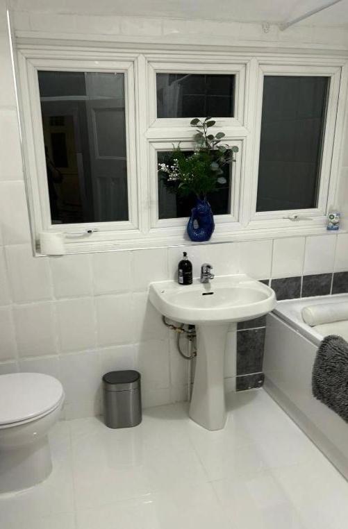 Lux 6 bedroom house with parking - Housity