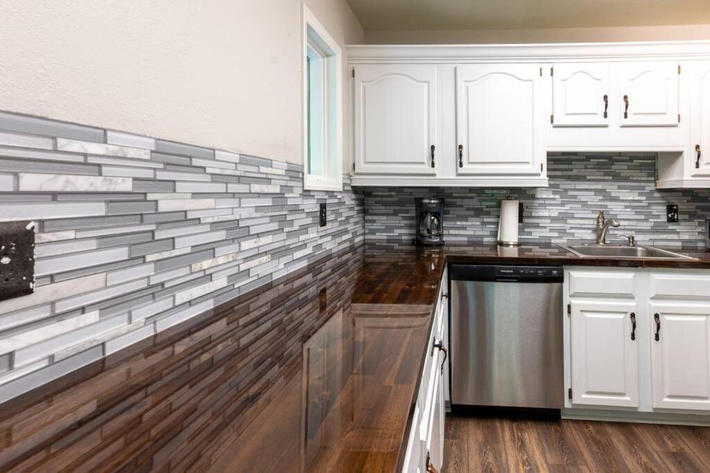Private 4BR w/ patio & hot tub - Housity