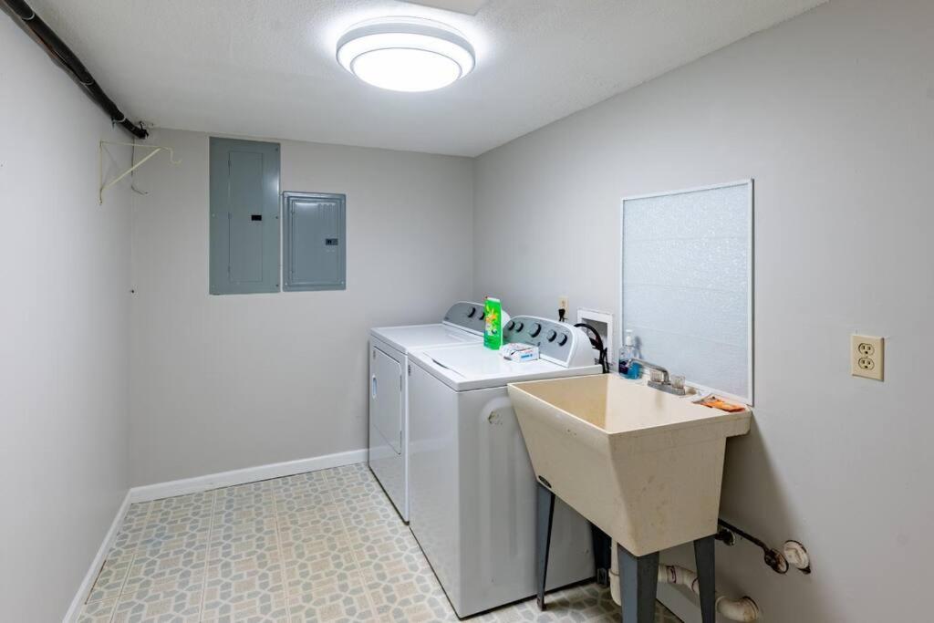 Private 4BR w/ patio & hot tub - Housity