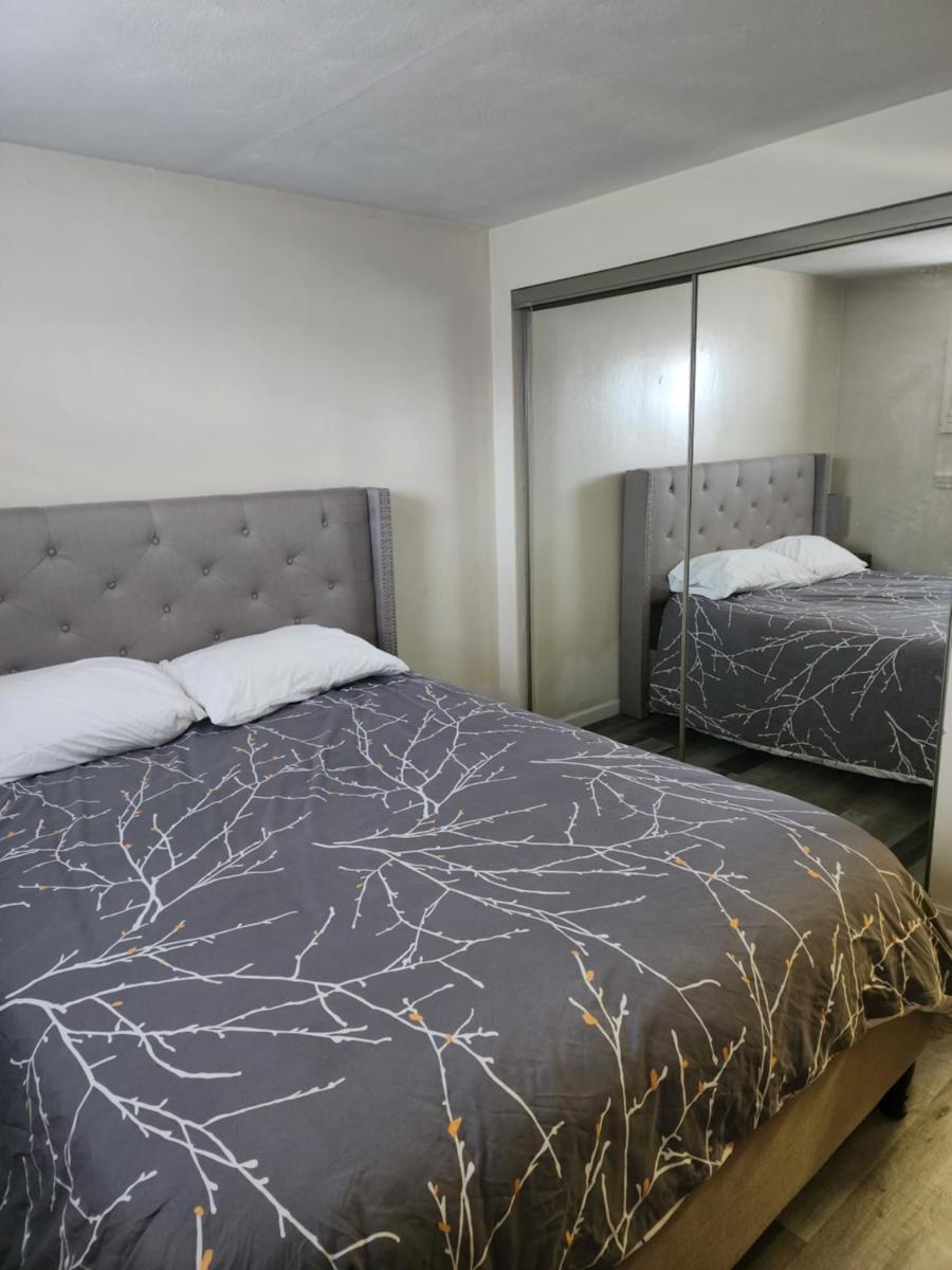 Modern Cozy two bedroom apartment with off-street Parking - Housity