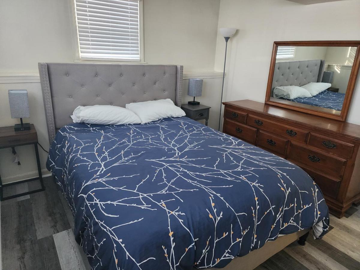 Modern Cozy two bedroom apartment with off-street Parking - Housity