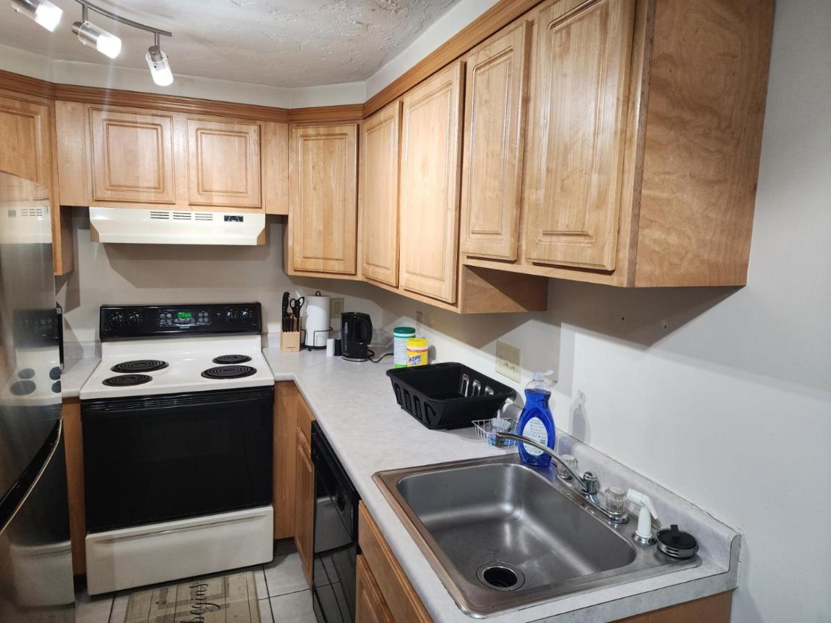 Modern Cozy two bedroom apartment with off-street Parking - Housity