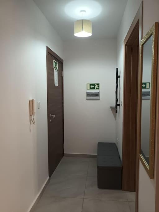 Salina Wharf, Block E, n.27 by Crysalex Houses - Housity