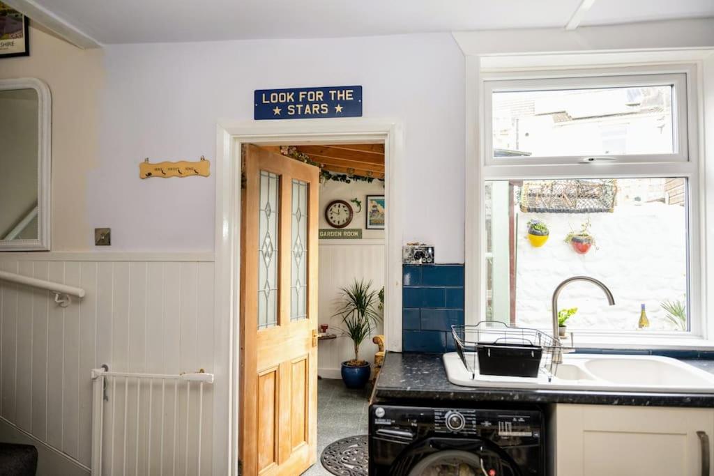 Spacious Charming Cottage near Lake and Sea - Housity