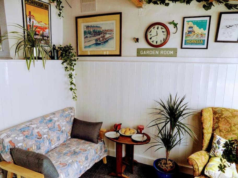 Spacious Charming Cottage near Lake and Sea - Housity