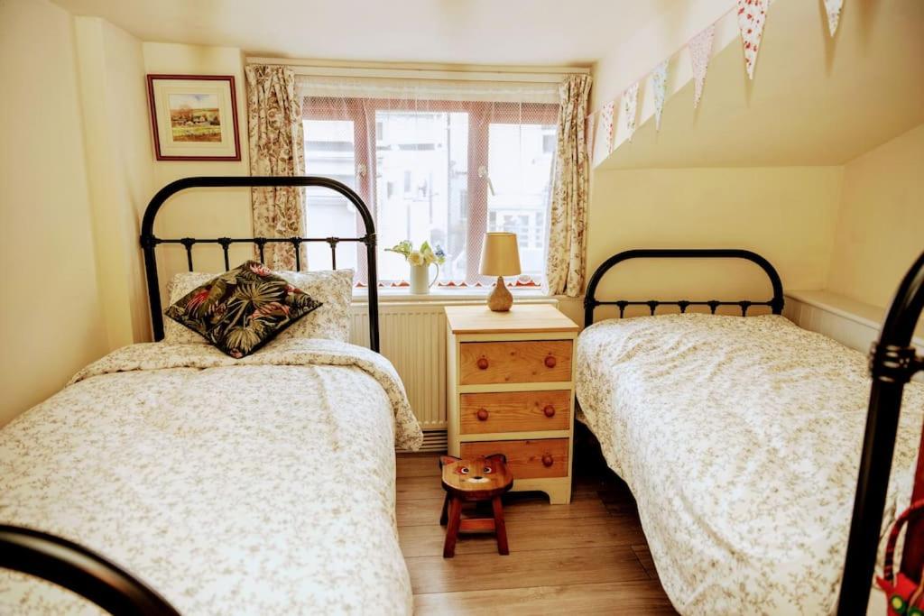 Spacious Charming Cottage near Lake and Sea - Housity