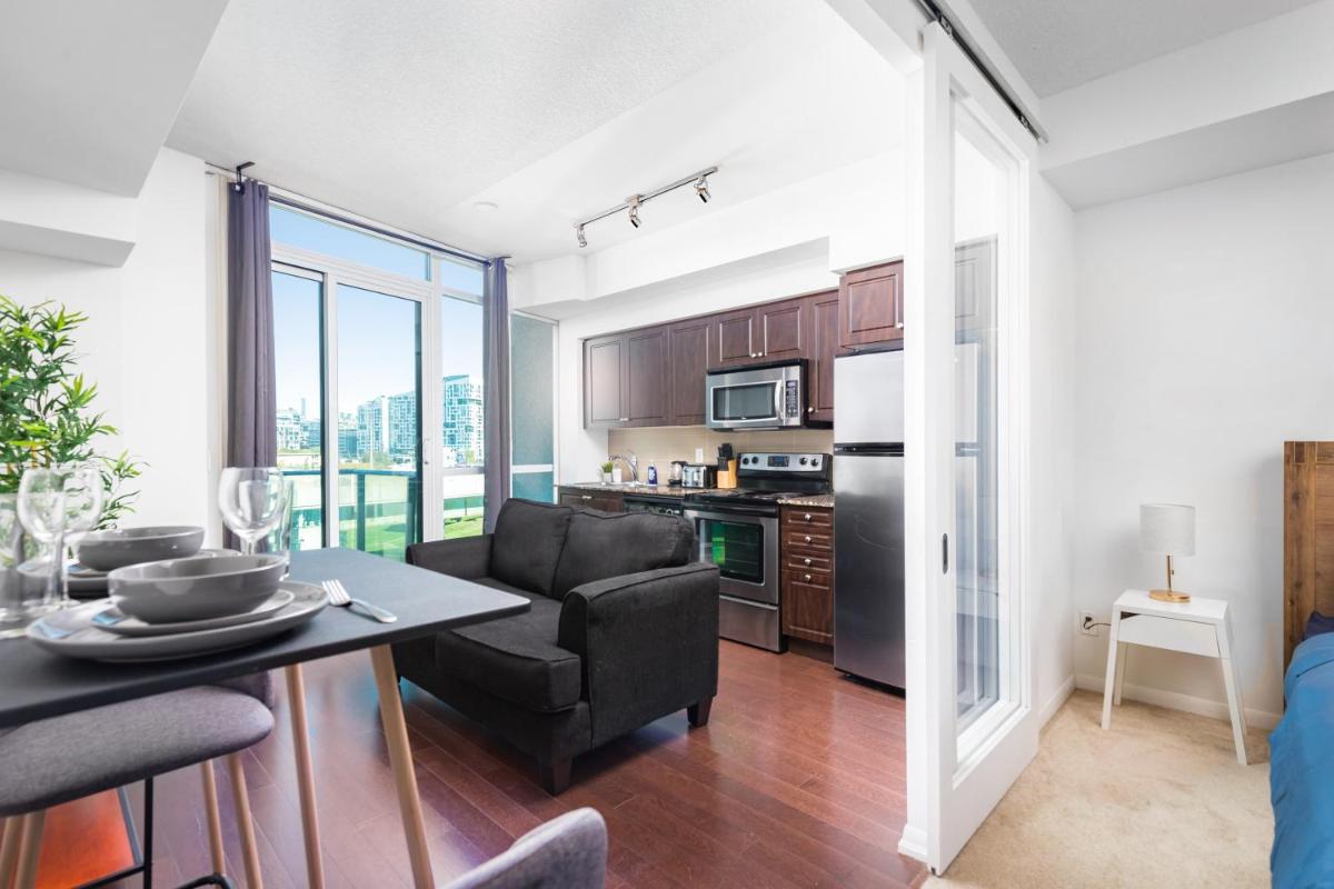 Cozy 1BR Condo by Lakeshore! - Housity
