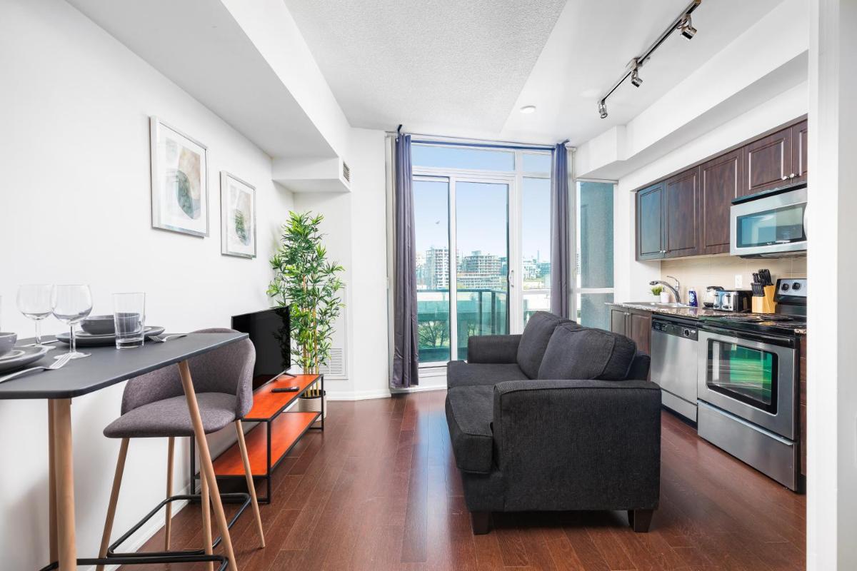 Cozy 1BR Condo by Lakeshore! - Housity