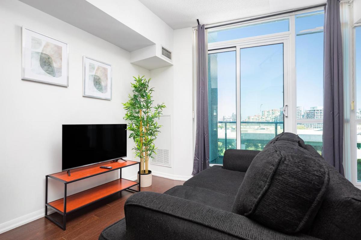 Cozy 1BR Condo by Lakeshore! - Housity