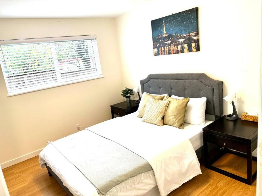 Skytrain 2BR Reno'd ground level fullsuite near Coquitlam Center - Housity